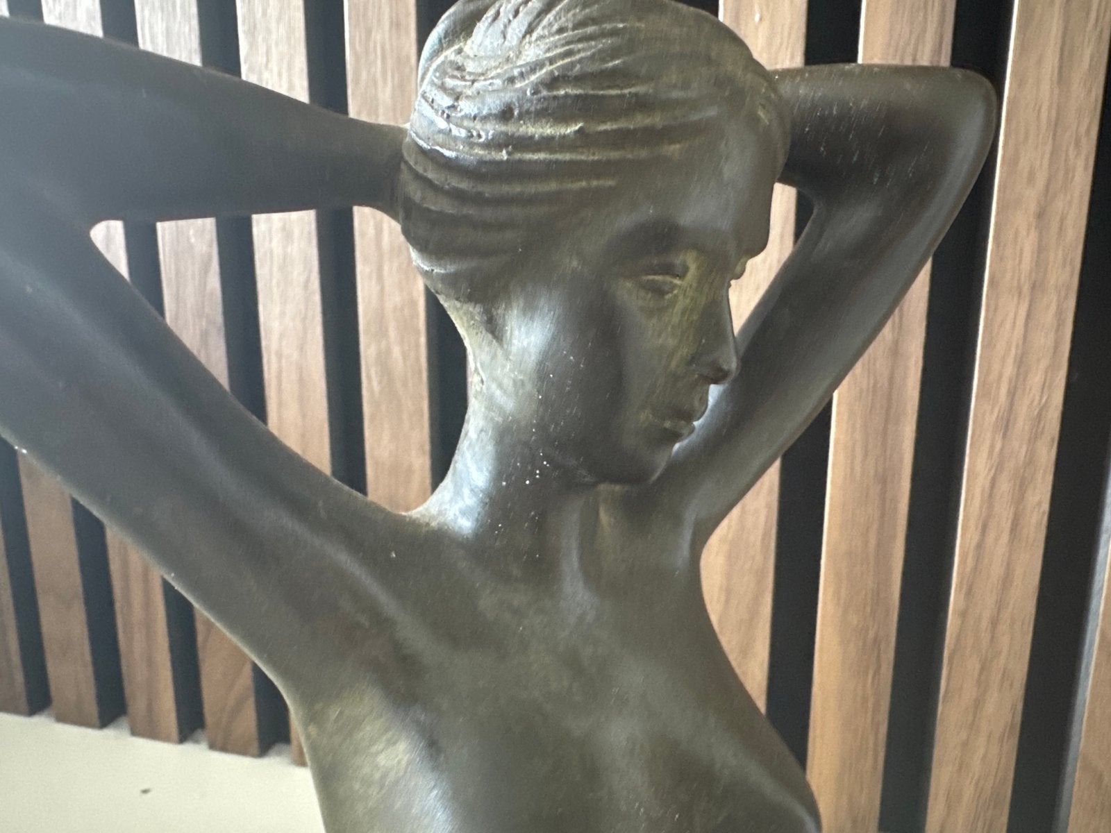 Foto 5 van Bronzen beeld van liggende vrouw