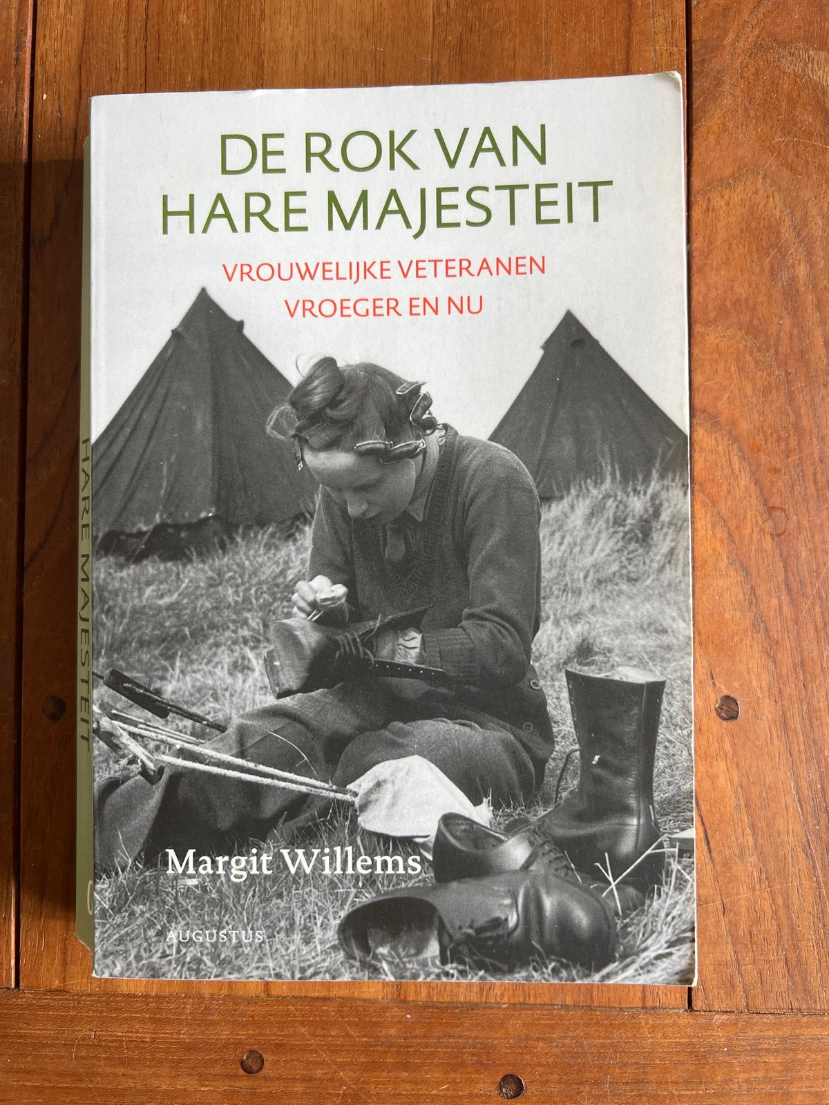Margit Willems - De rok van Hare Majesteit, Margit Willems, Ophalen of Verzenden, Zo goed als nieuw, Nederland