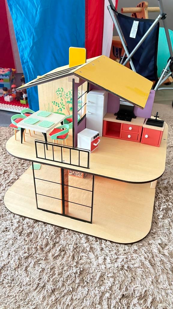 Djeco houten poppenhuis met meubels en poppen, Ophalen, Zo goed als nieuw