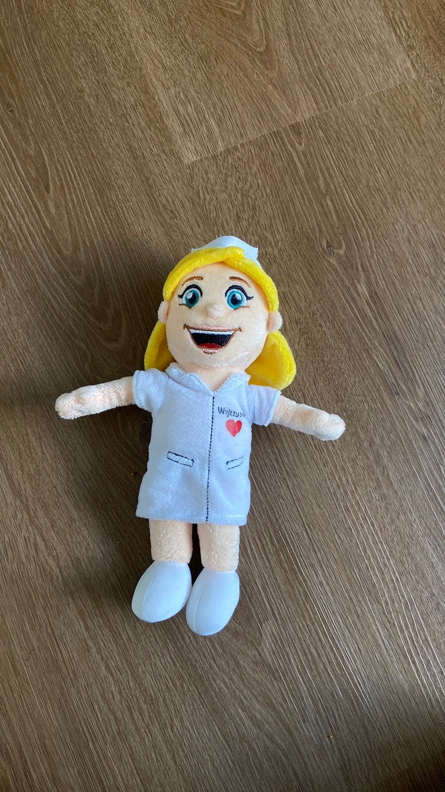 Pluche pop wijk zuster wit schort aan, Ophalen of Verzenden, Gebruikt, Overige typen