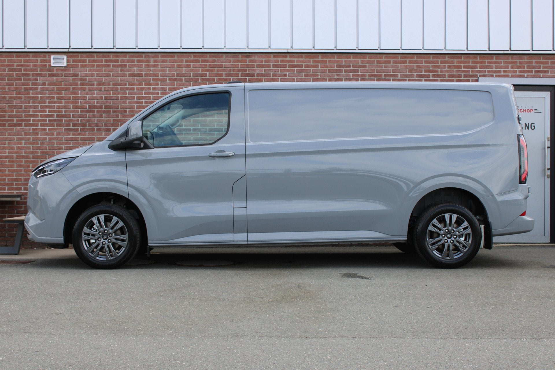 Ford E-Transit Cust. 340 L2H1 Limited 71 kWh |MATRIX-LED|B&O, Automaat, Gebruikt, Zwart, 71 kWh