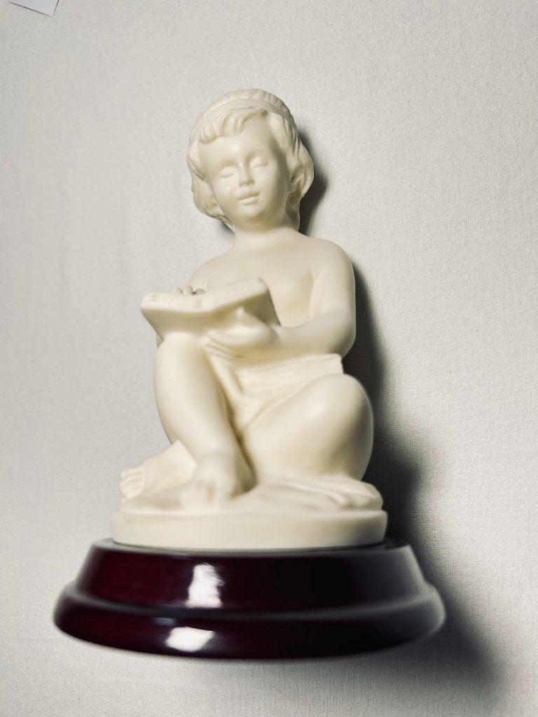 Brocante Albast beeld meisje met boek, 16 cm, op voet, Antiek en Kunst, Ophalen of Verzenden