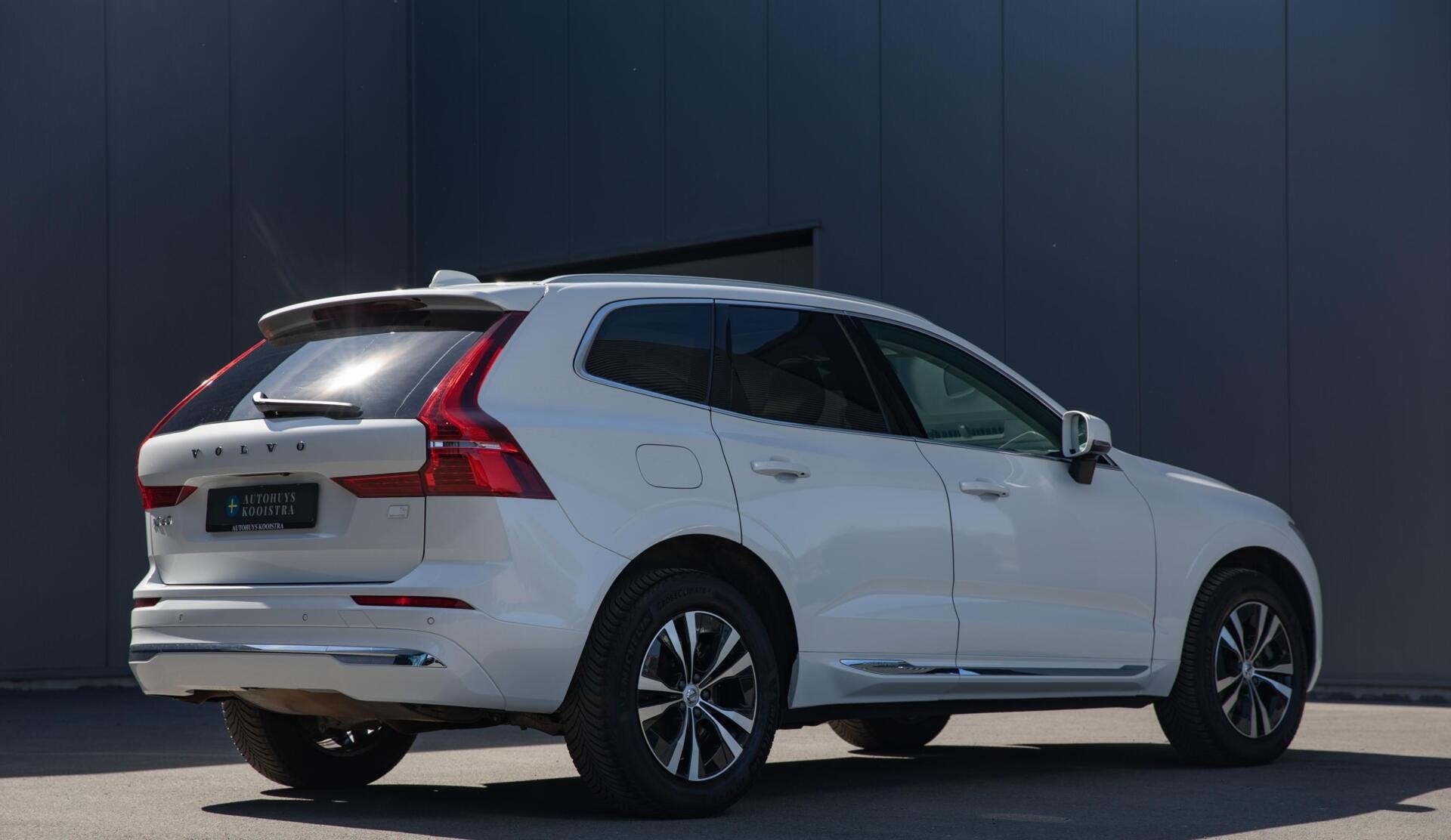 Volvo XC60 2.0 T6 Plug-in hybrid AWD Core Bright Long Range|, Auto's, Volvo, Automaat, Stof, Gebruikt, 2063 kg