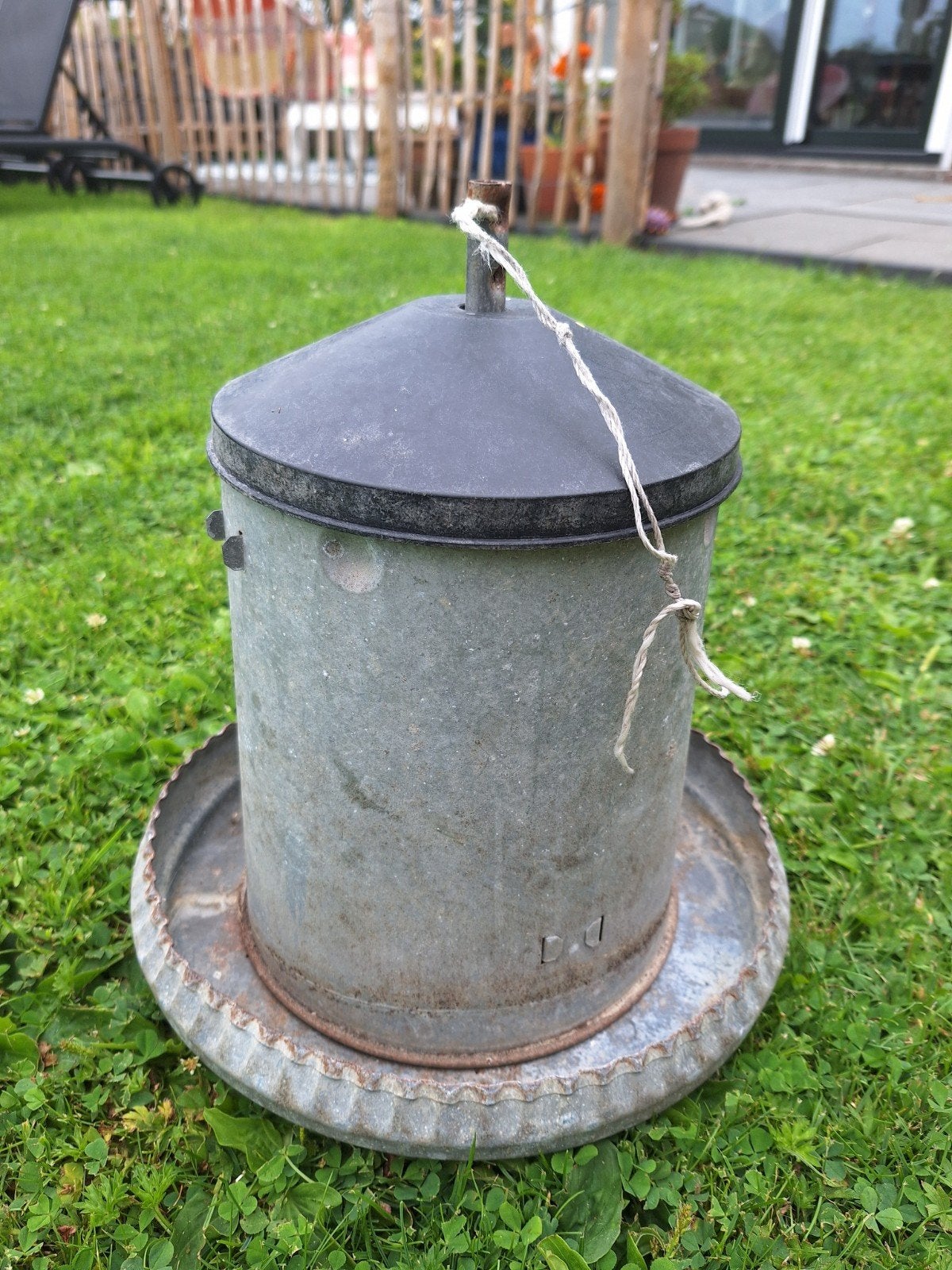 Zinken voerbak met kunststof waterbak, Ophalen, Gebruikt, Drinken en Voederen