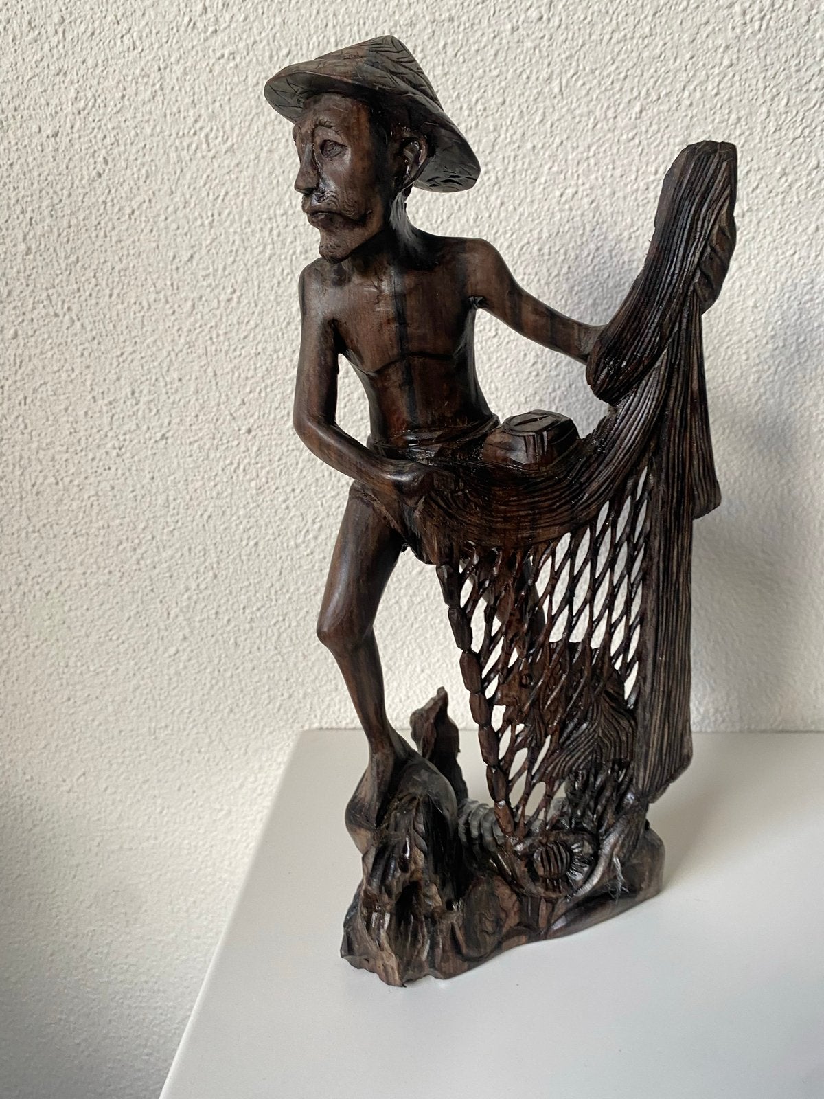 Houten beeld van visser met net, Ophalen of Verzenden, Handgemaakt, 20 - 50 cm, Beeld