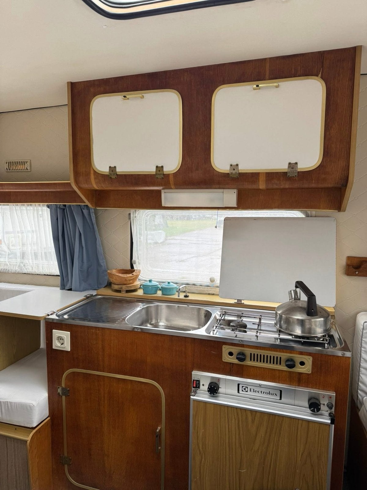 Compacte en gezellige caravan met voortent, Overige merken, Omvormbare zithoek, Treinzit, Particulier