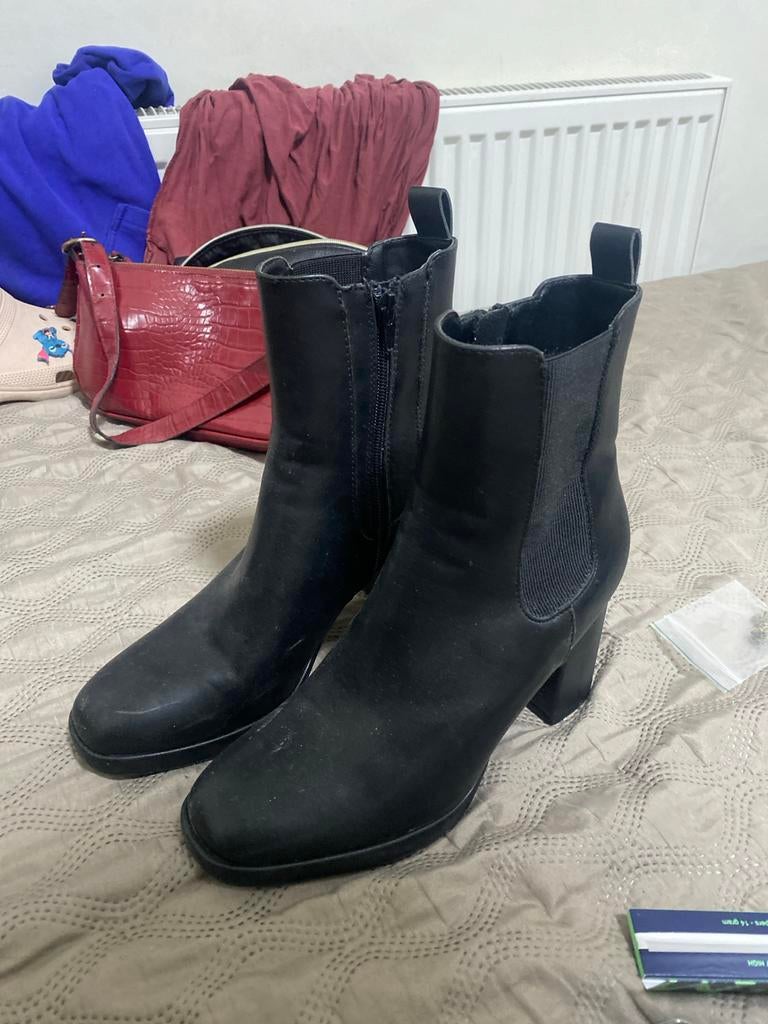 Zwarte tweedehands laarzen met hak, Kleding | Dames, Schoenen, Ophalen of Verzenden, Gedragen, Zwart, Lage of Enkellaarzen
