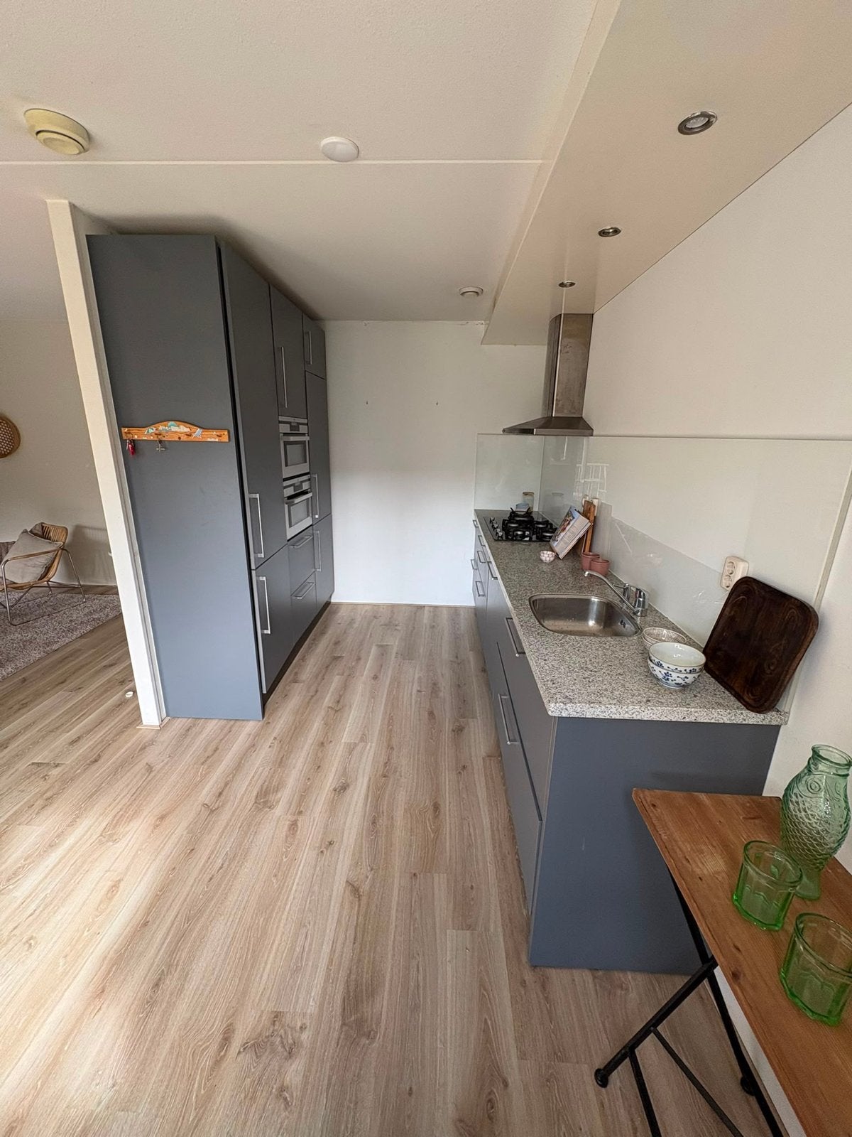 Moderne grijze keuken met inbouwapparatuur, Ophalen, Gebruikt, Graniet of Steen, Enkelwandige keuken