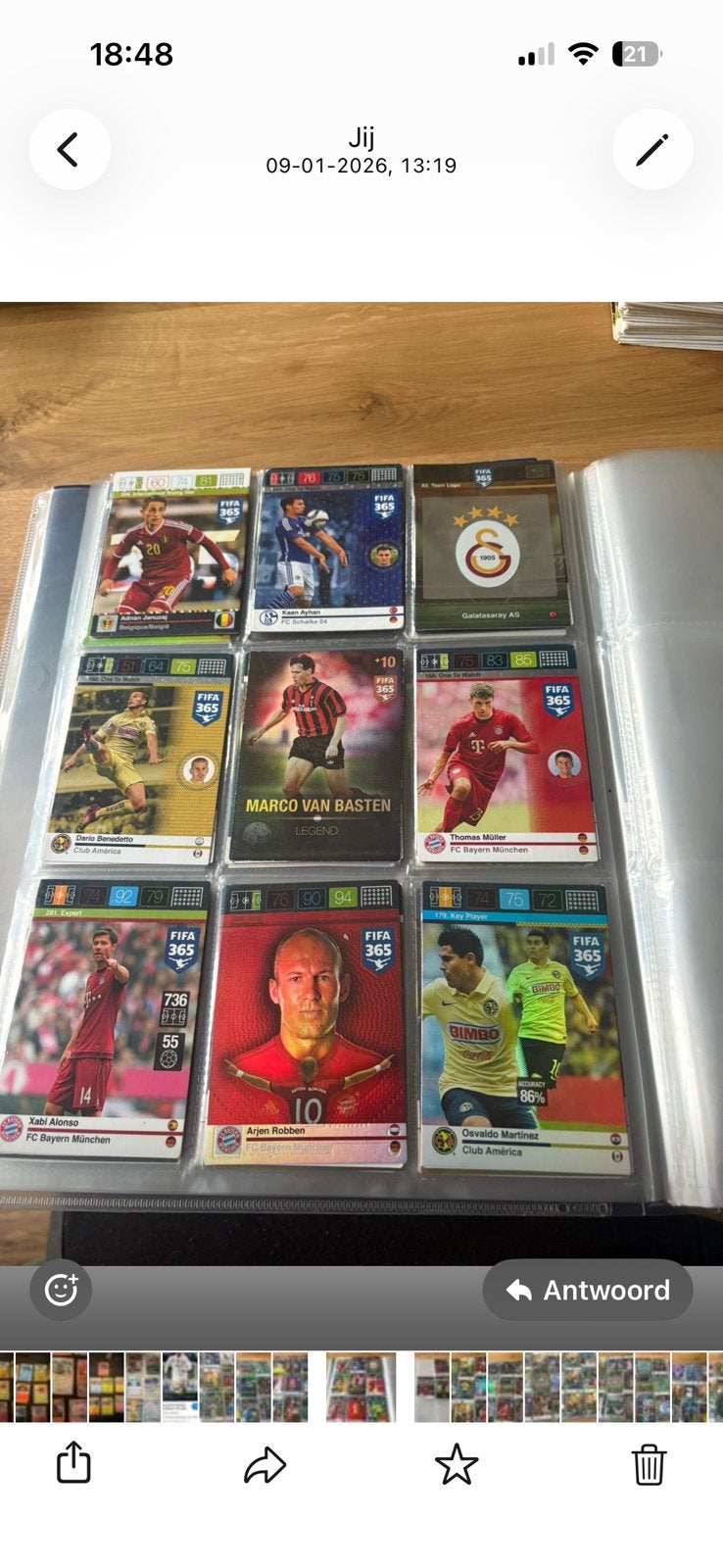 Voetbal kaarten en een paar pokemon kaarten te koop, Ophalen of Verzenden, Zo goed als nieuw, Meerdere kaarten, Foil