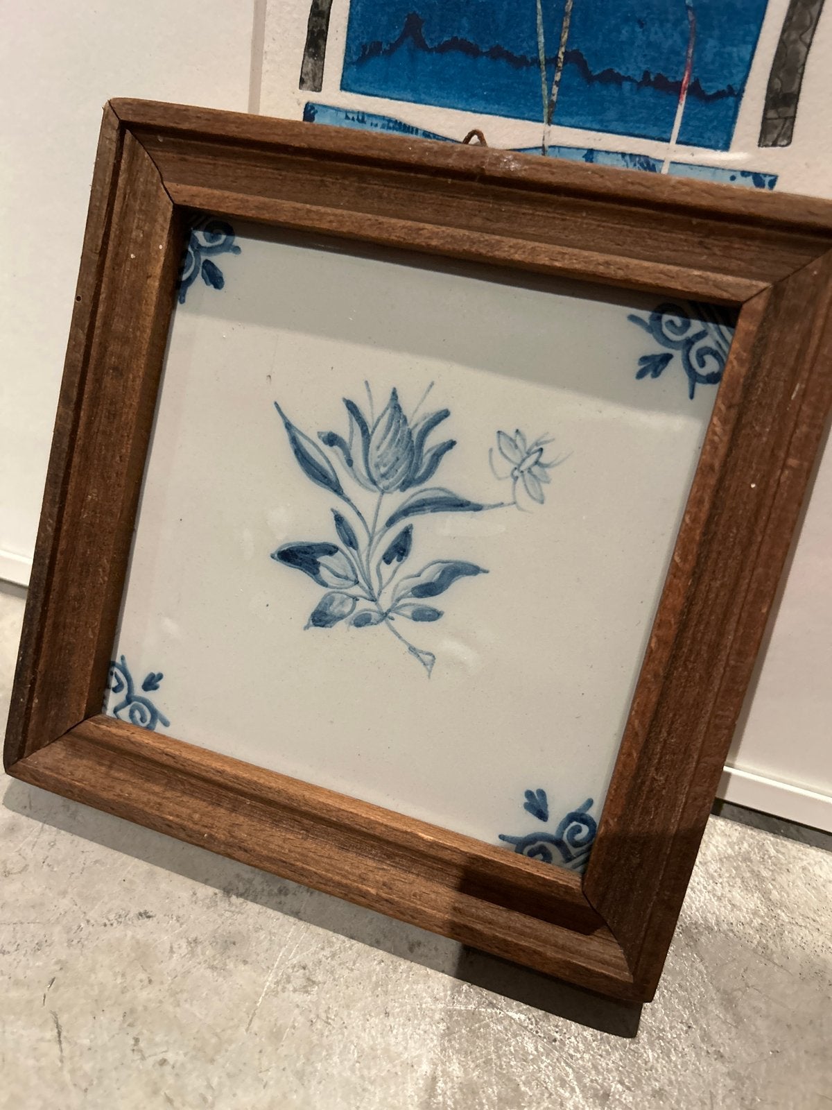 Ingelijste Makkum tegel met Delfts blauw bloemmotief, Ophalen