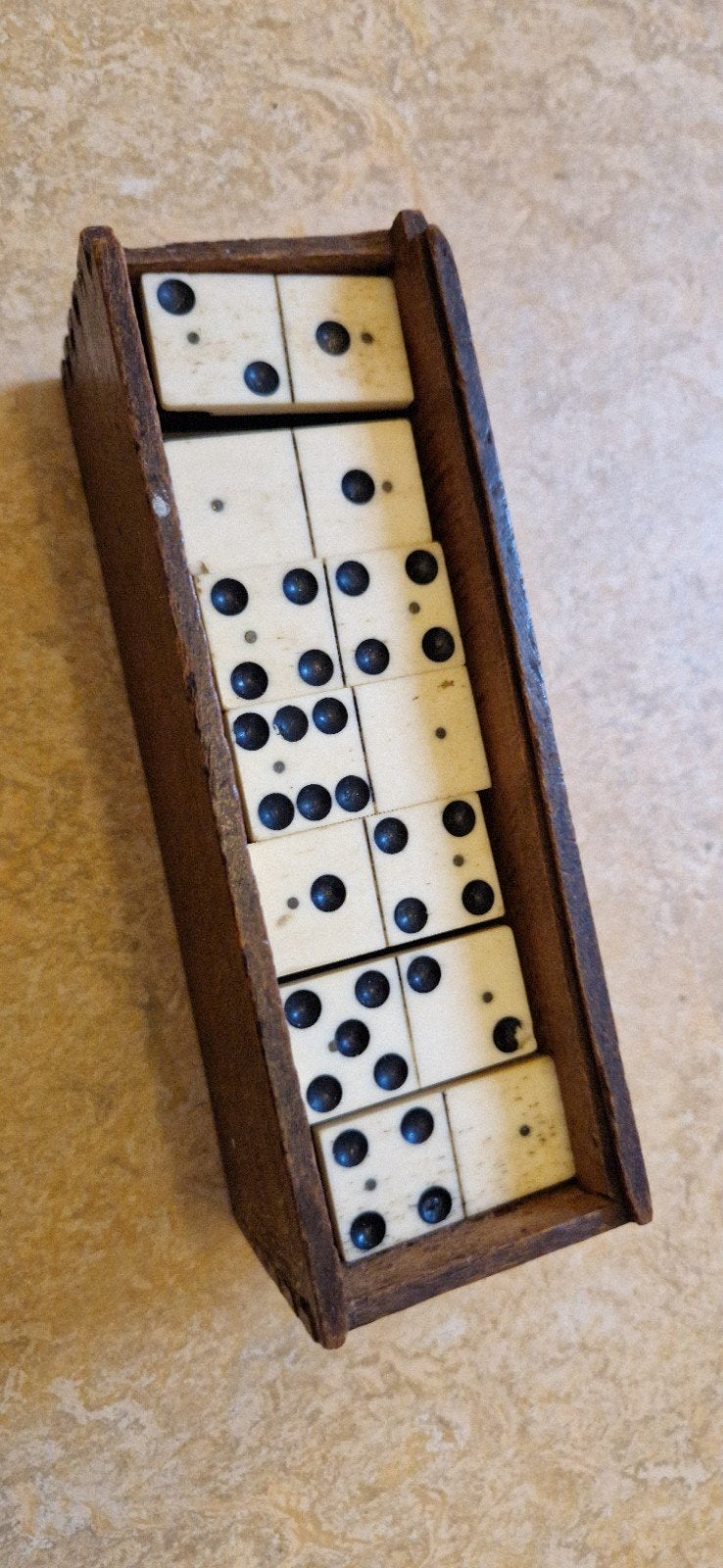 Antieke dominostenen in houten kistje, Een of twee spelers, Ophalen of Verzenden, Gebruikt