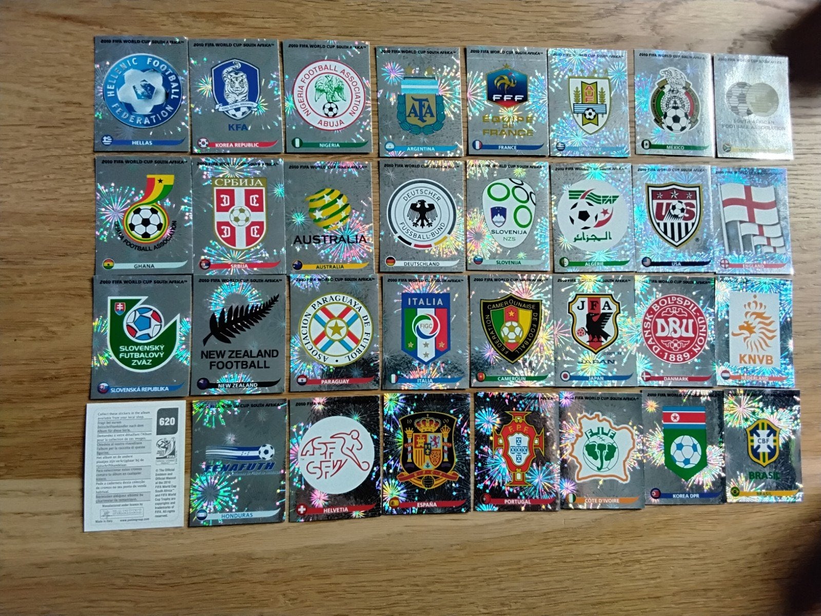 Complete set Panini WK 2010 stickers - alle 32 emblemen, Verzamelen, Ophalen of Verzenden, Zo goed als nieuw, Poster, Plaatje of Sticker