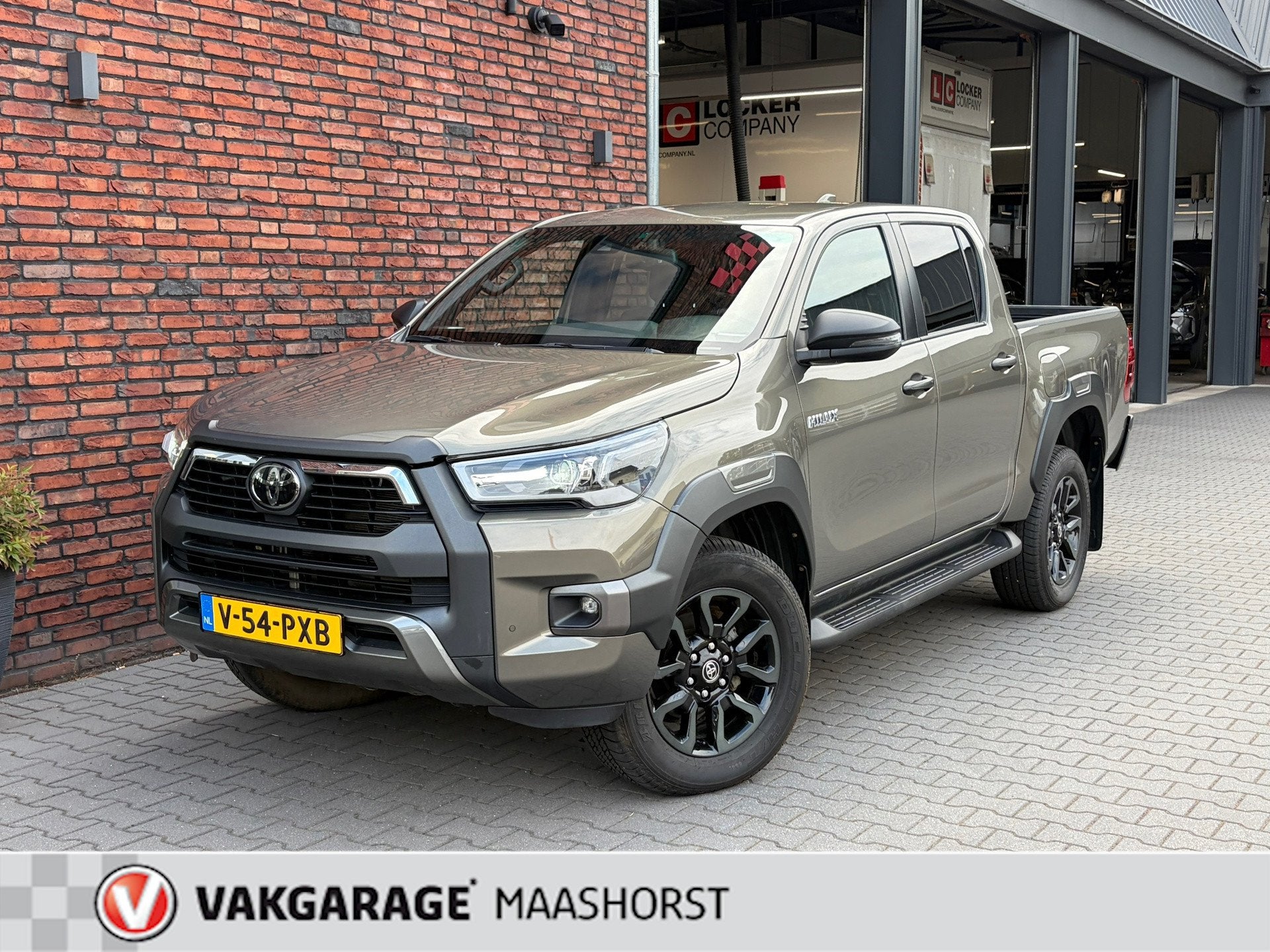 Toyota HiLux 2.8 D 4WD Invincible AchteruitrijCam/Adapt.Crui, Automaat, Gebruikt, 4 cilinders, Bedrijf