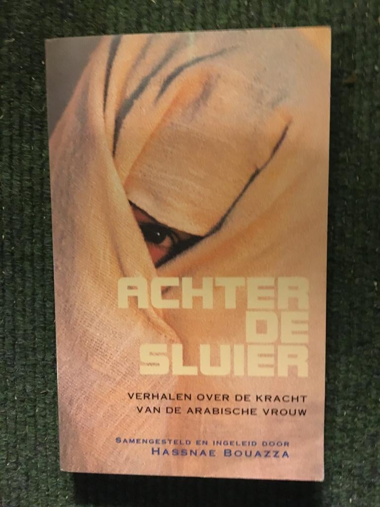 Achter de sluier; redactie: Hassnae Bouazza, Hassnae Bouazza, Ophalen of Verzenden, Meerdere auteurs, Gelezen