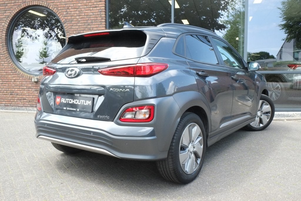Hyundai KONA EV Premium 64 kWh | SOH 99% | Schuifdak | Stoel, Auto's, Hyundai, 0 cilinders, Gebruikt, 64 kWh, SUV of Terreinwagen