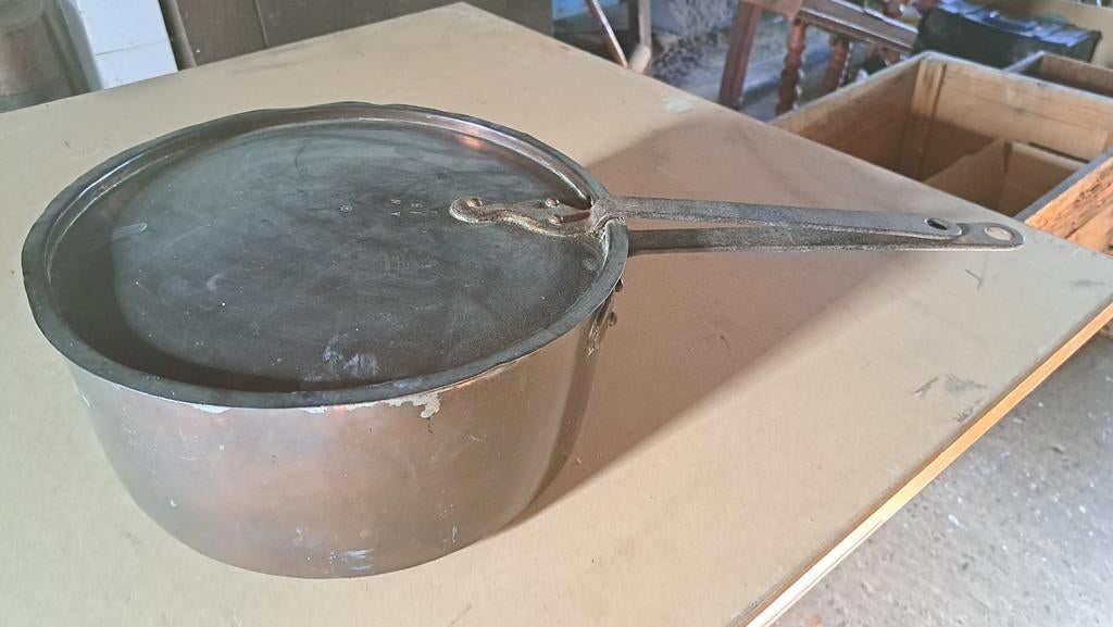 Antieke grote koperen steelpan (met deksel) militair?, Ophalen of Verzenden
