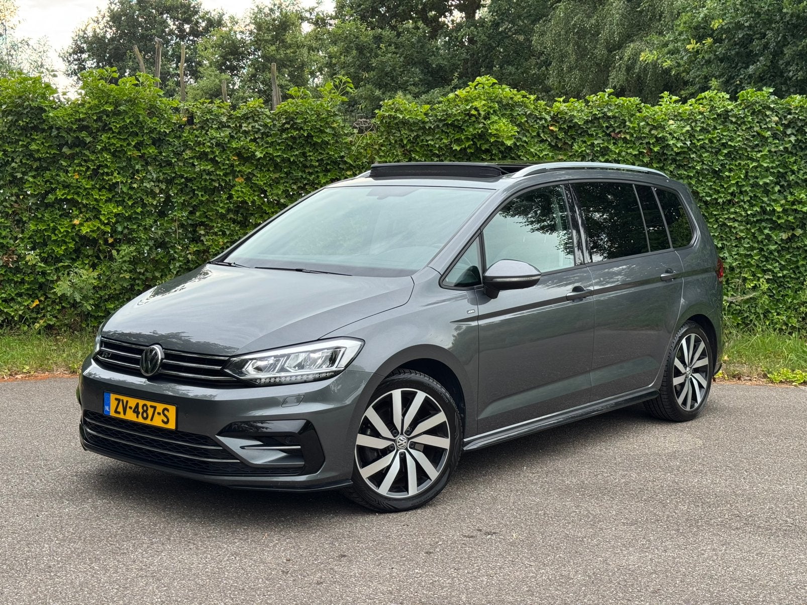 Volkswagen Touran R-Line 1.5 TSI 150pk DSG 7pers 2018 Grijs, Auto's, Volkswagen, Stof, 1498 cc, Zwart, 4 cilinders