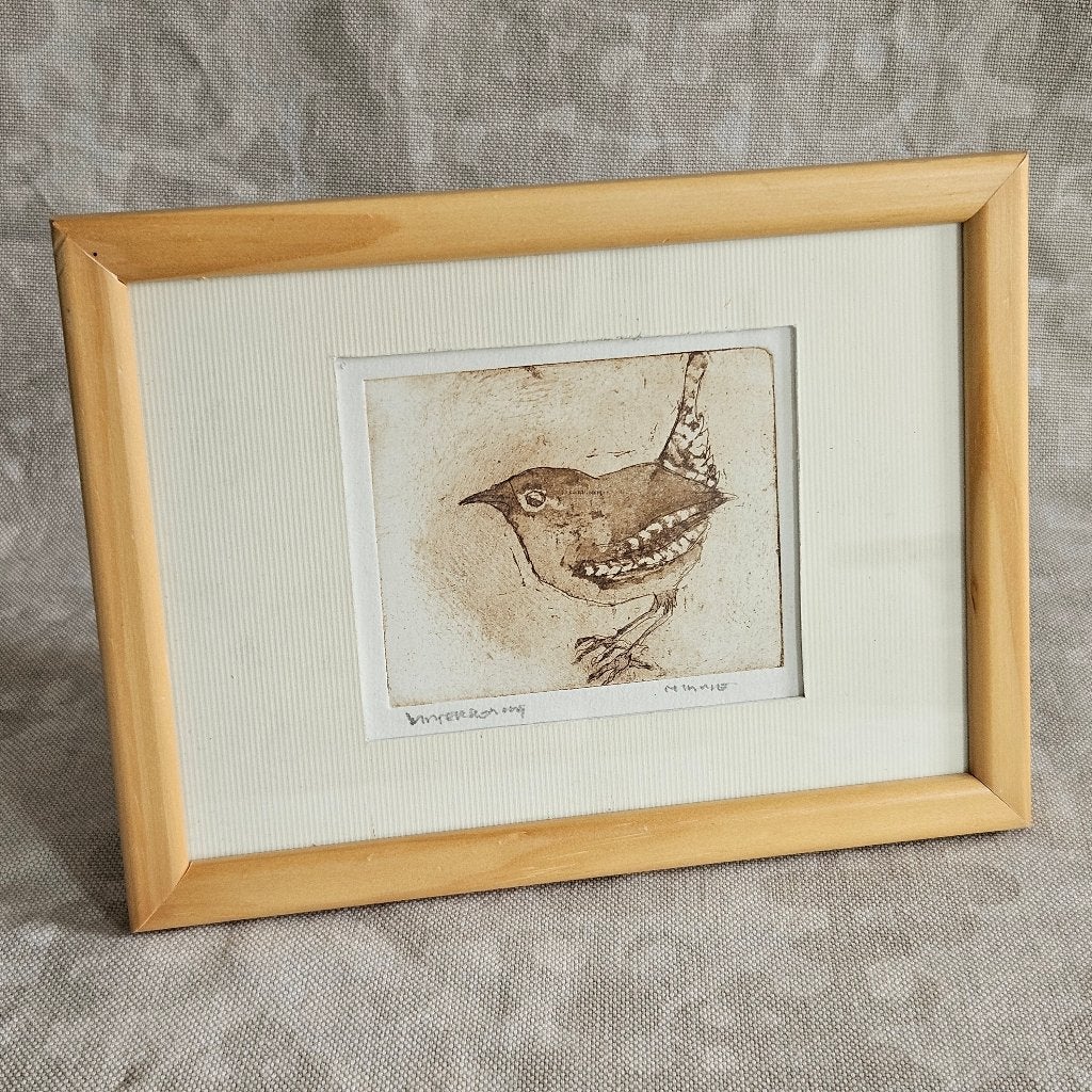 26149 - Houten lijstje met een ets van een winterkoninkje, Ophalen of Verzenden, Flora en Fauna, Ets, 2000 tot heden