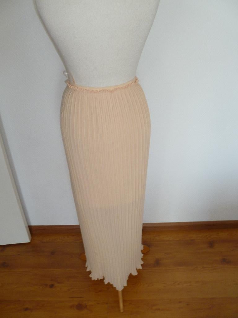 LANGERE CREME KLEURIGE PLISSÉ ROK SPLIT AAN VOORKANT MAAT 42, Kleding | Dames, Rokken, Overige kleuren, Maat 42/44 (L), Ophalen of Verzenden