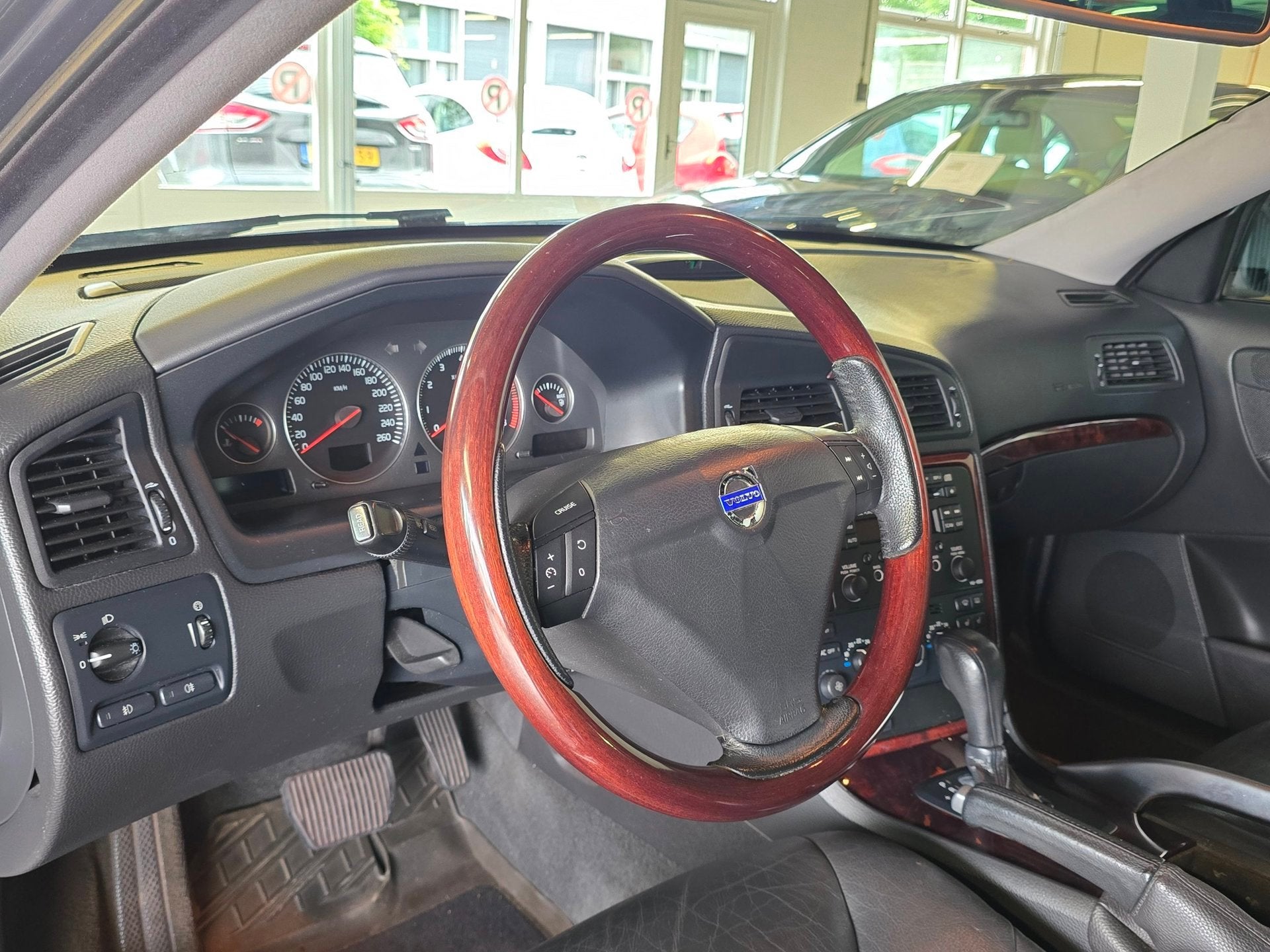 Volvo XC70 2.5 T Kinetic/AUTOMAAT/PANODAK/LEDER/CRUISE/, Auto's, Volvo, Automaat, Zwart, Parkeersensor, XC70