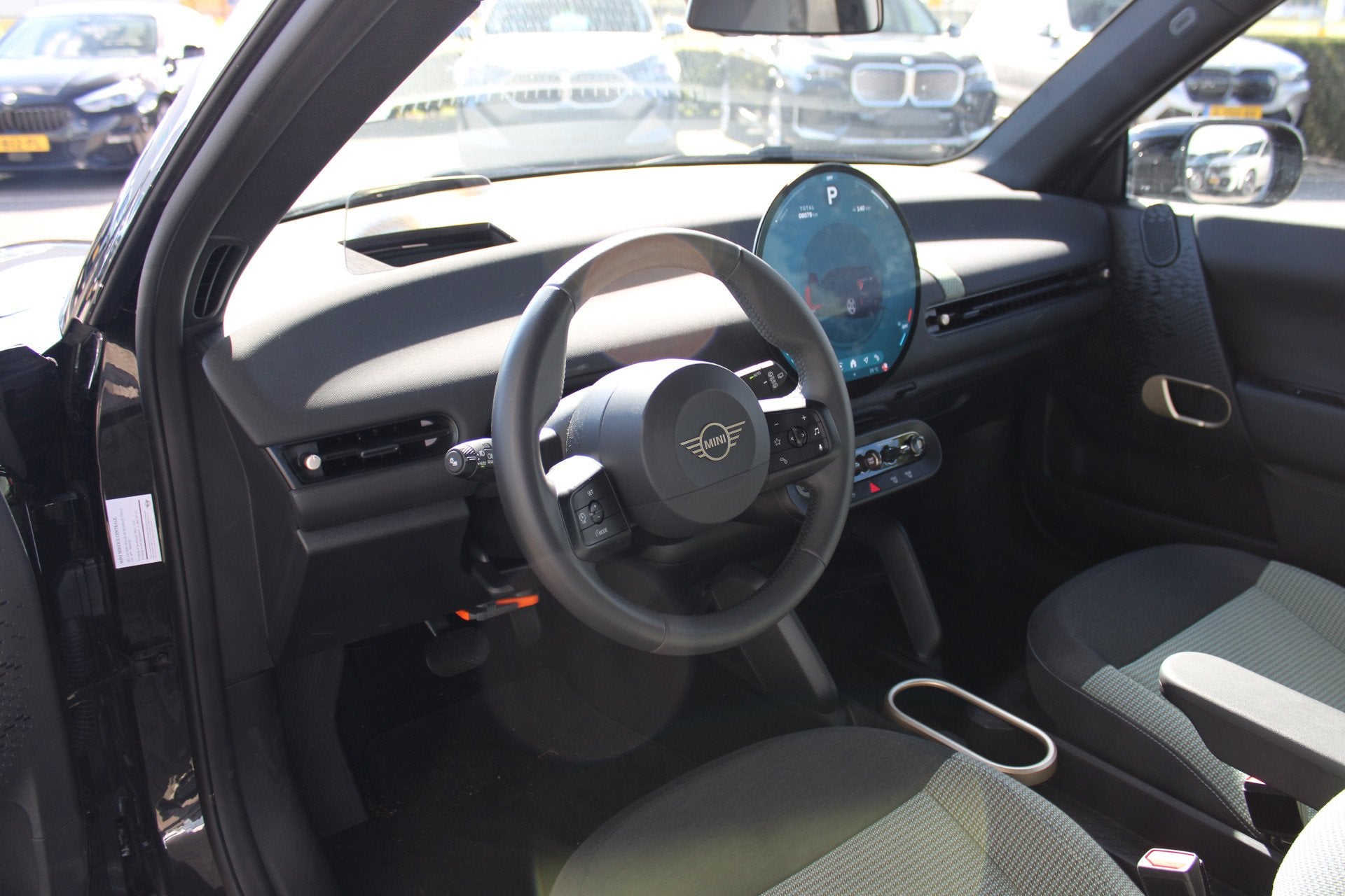 MINI Hatchback Cooper E / Head-Up / LED / Stoelverwarming /, Auto's, Dealer onderhouden, Zwart, Met garantie (alle), 4 stoelen