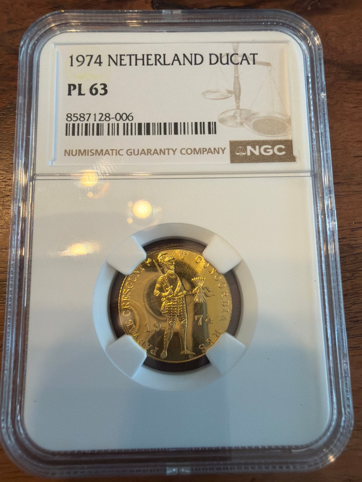 1974 Nederlandse Gouden Dukaat PL 63 NGC medailleslag 2000st, Koningin Juliana, Losse munt, Goud, Overige waardes