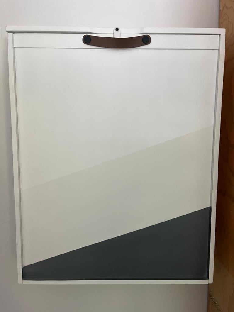 Opklapbare wandcommode met geometrisch design, Minder dan 75 cm, Zo goed als nieuw, Commode, Ophalen