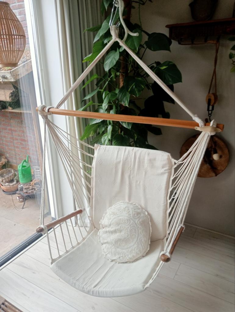Jobek hangstoel met houten hangbalk 110 cm breed, Huis en Inrichting, Stoelen, Ophalen, Gebruikt, Overige kleuren, Stof