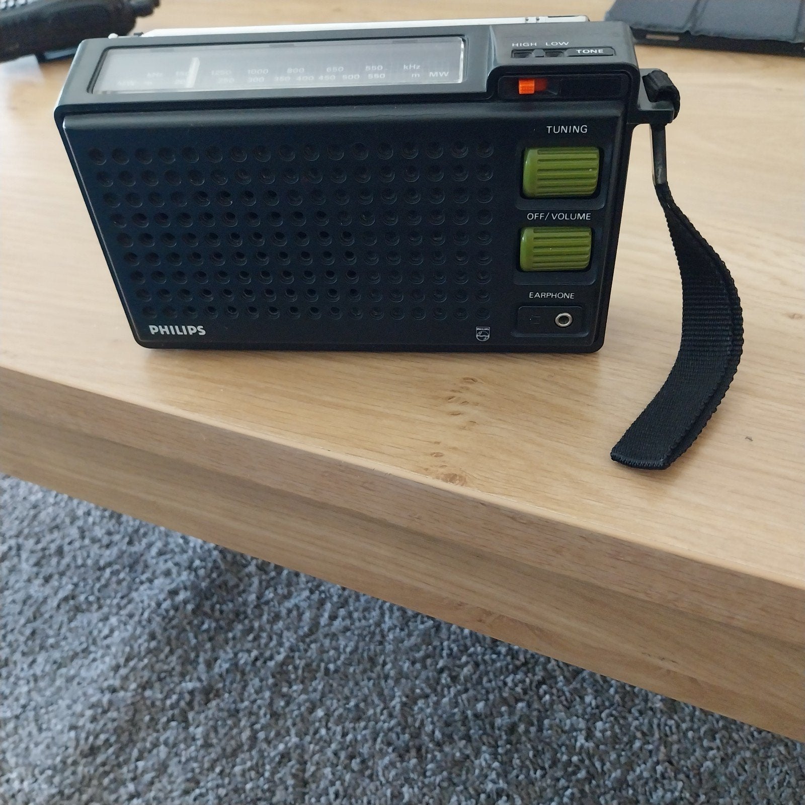 Aangeboden: een klassieke Philips draagbare radio., Ophalen of Verzenden