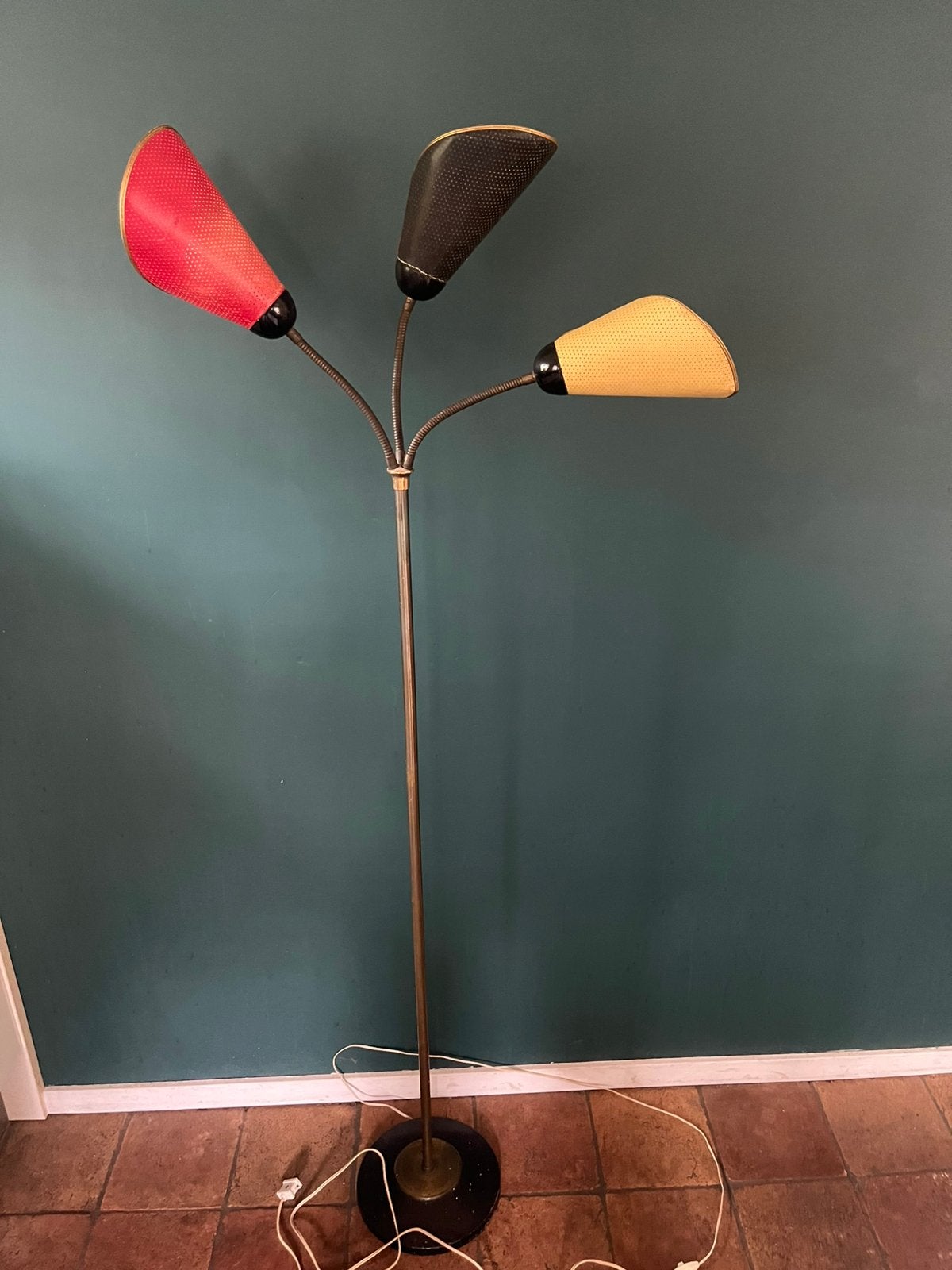 Vloerlamp drie kappen geel zwart rood origineel vintage €195, Gebruikt, Retro vintage jaren. 50-60 vloerlamp, 150 tot 200 cm, Kunststof