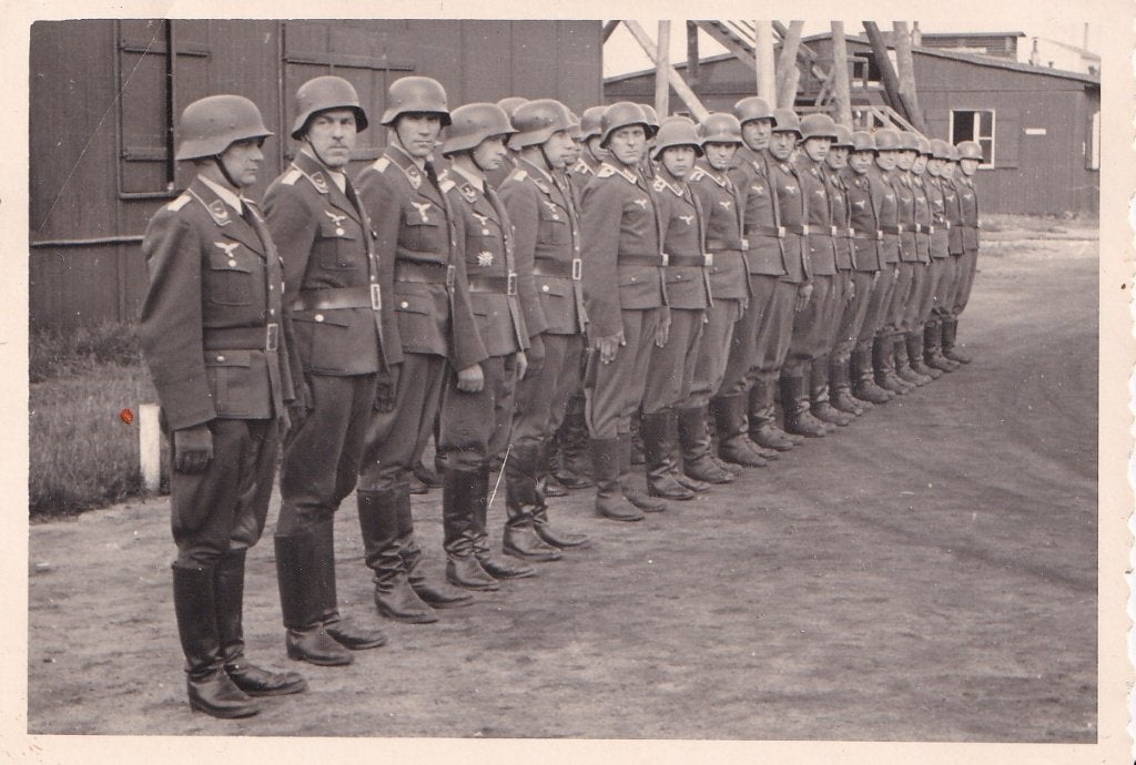 Originele WO2 Foto Luftwaffe Eenheid Helm Appèl Kazerne, Verzamelen, Ophalen of Verzenden, Luchtmacht, Nederland, Foto of Poster