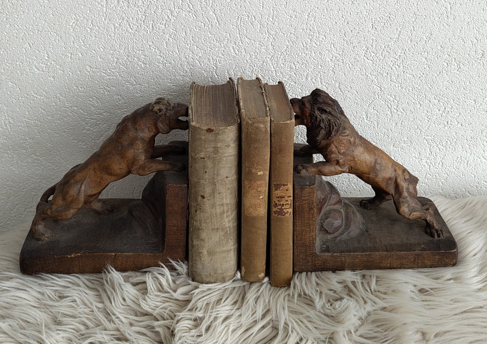 Twee houten boekensteunen., Antiek en Kunst, Houtsnijwerk, Minder dan 20 cm, Ophalen of Verzenden, Scène