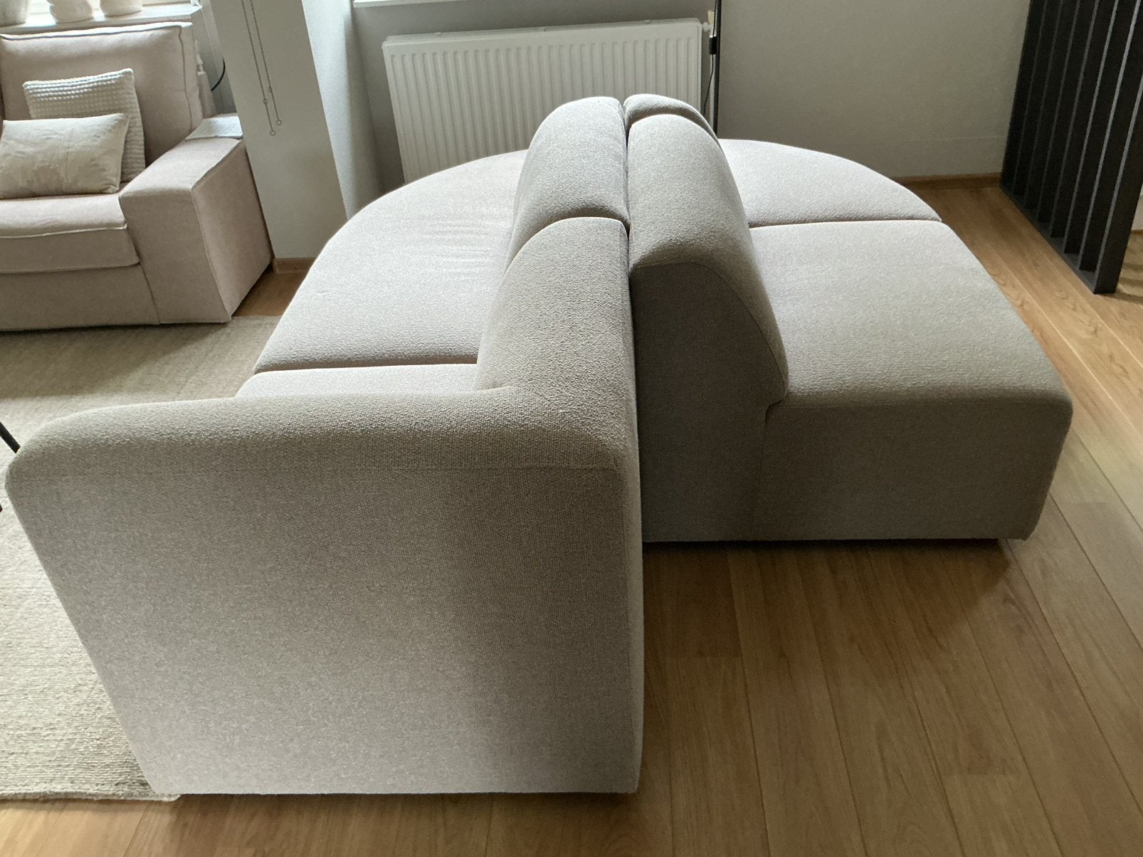 Lounge bank. Taupe, boucle. Deel 1 240 cm. Deel 2 180 cm., Ophalen