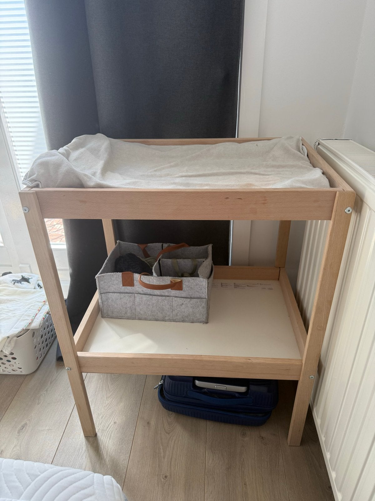 Ikea Houten Aankleedtafel met Opbergruimte, Kinderen en Baby's, Badjes en Verzorging, Gebruikt, Aankleedkussen, Standaard, Ophalen