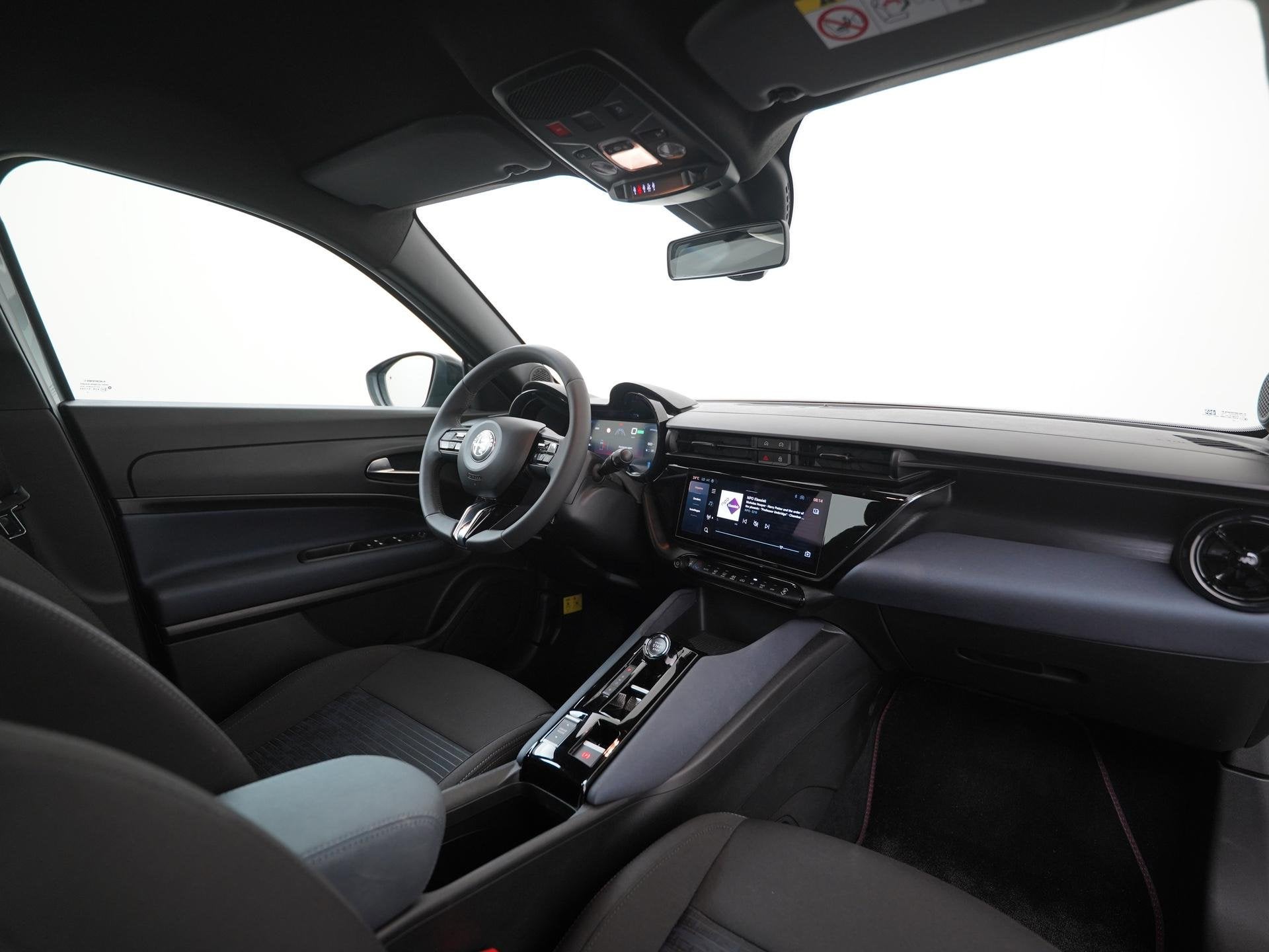 Alfa Romeo Junior Elettrica 54 kWh | 1 Fase | Carplay | Zond, Auto's, Alfa Romeo, Stof, Gebruikt, Parkeersensor, SUV of Terreinwagen