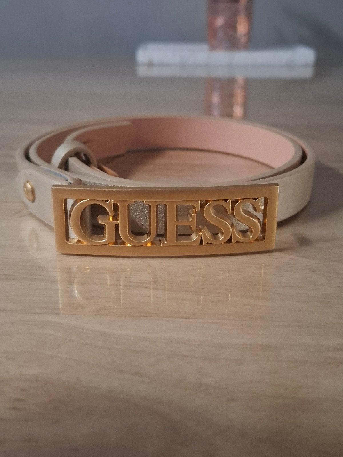 Guess riem S/M beige/crème met goudkleurige letters, Guess, Ophalen of Verzenden, Zo goed als nieuw, Overige kleuren