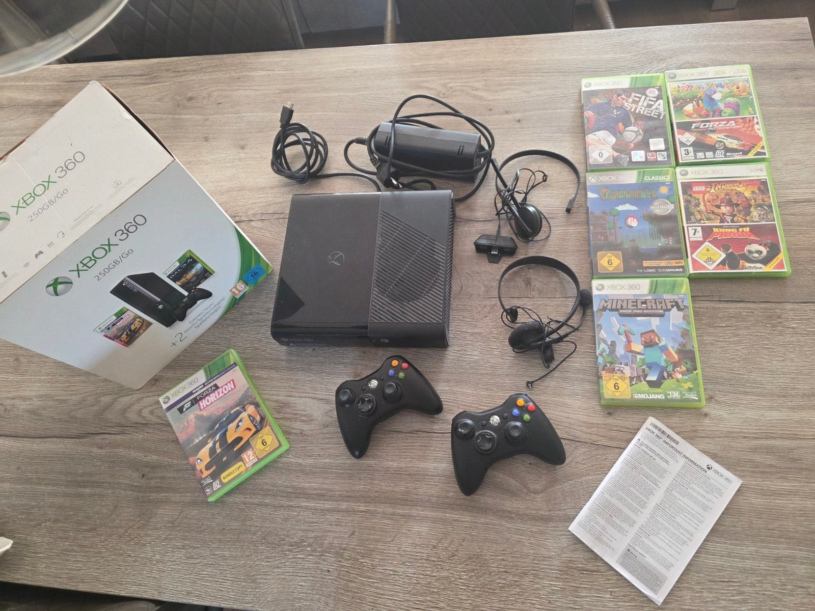 Xbox 360 met 2 controllers, 1 headsets en 7 games, Spelcomputers en Games, Spelcomputers | Xbox 360, Met 2 controllers, Ophalen of Verzenden