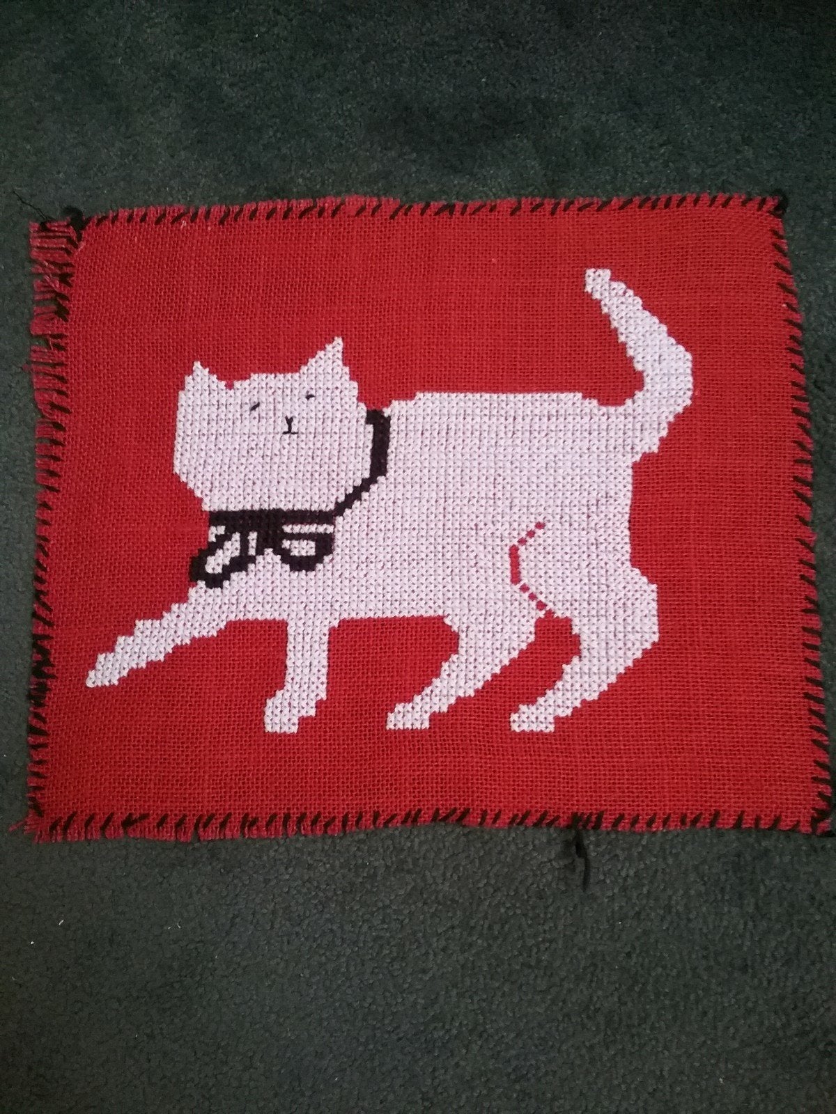 Borduurwerk witte poes op rode jute, 35x30 cm, Ophalen of Verzenden, Zo goed als nieuw, Handborduren, Overige typen