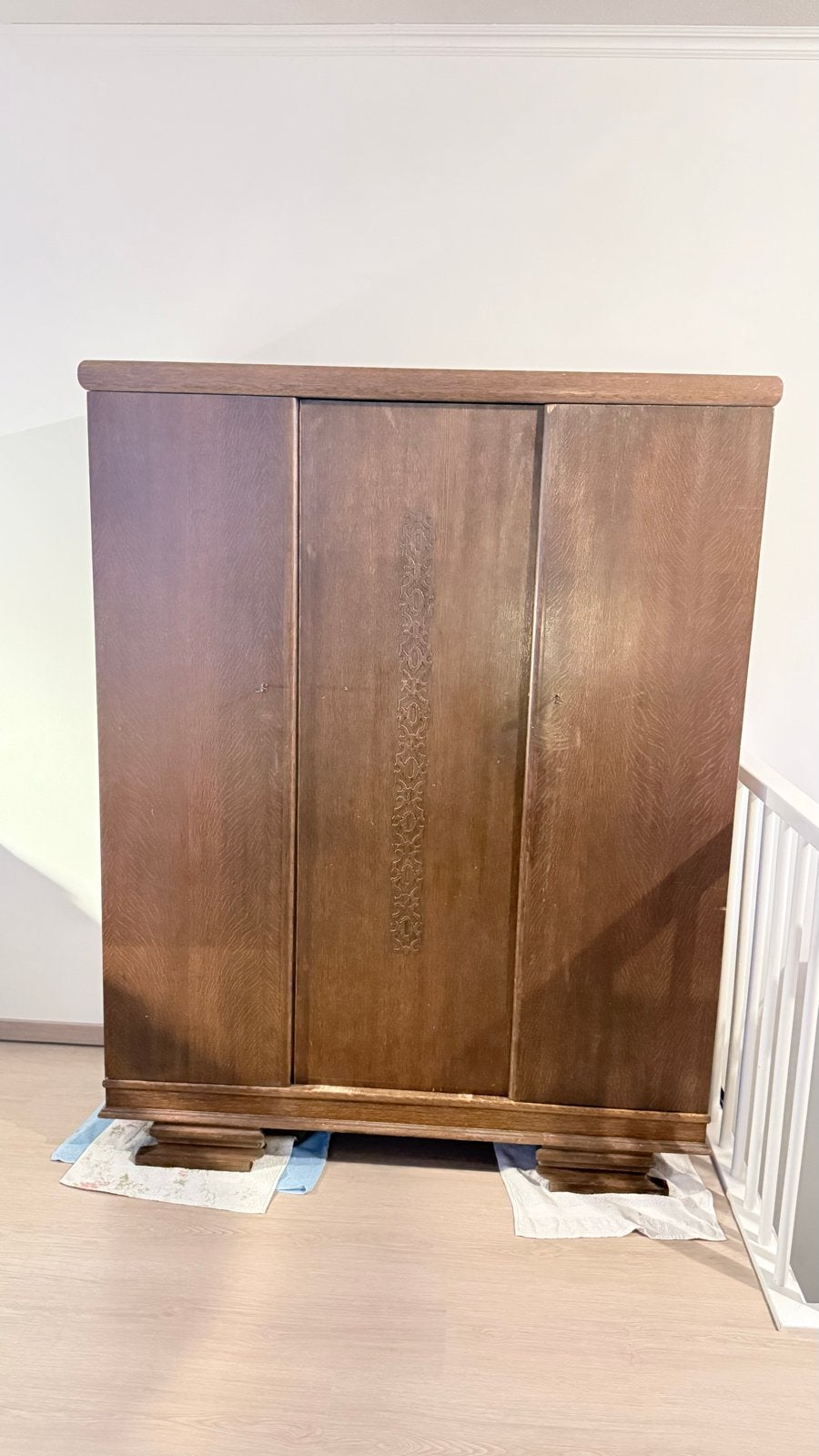 Massief houten kast met planken en hangdeel, Ophalen of Verzenden