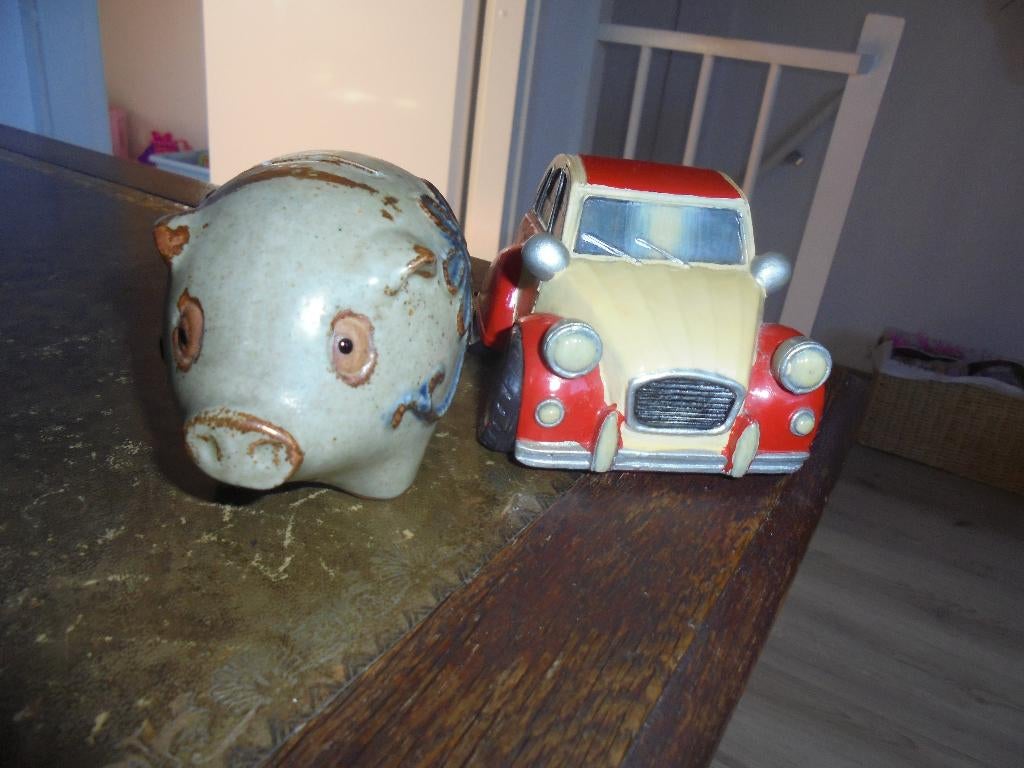 2 aardewerk spaarpot 1 auto lelijke  eend 1 varken, Ophalen of Verzenden, Zo goed als nieuw, Steen, Aardewerk of Keramiek, Dier