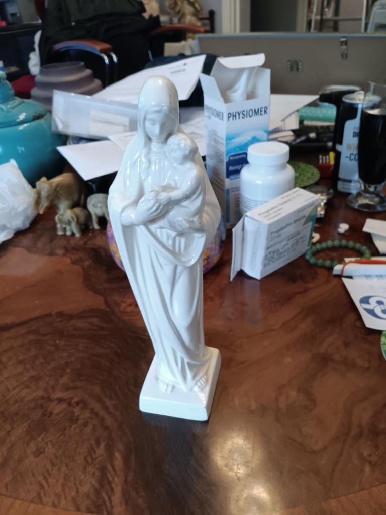 Maria met kind beeldje - Wit keramiek, Antiek en Kunst, Antiek | Religie, Ophalen of Verzenden