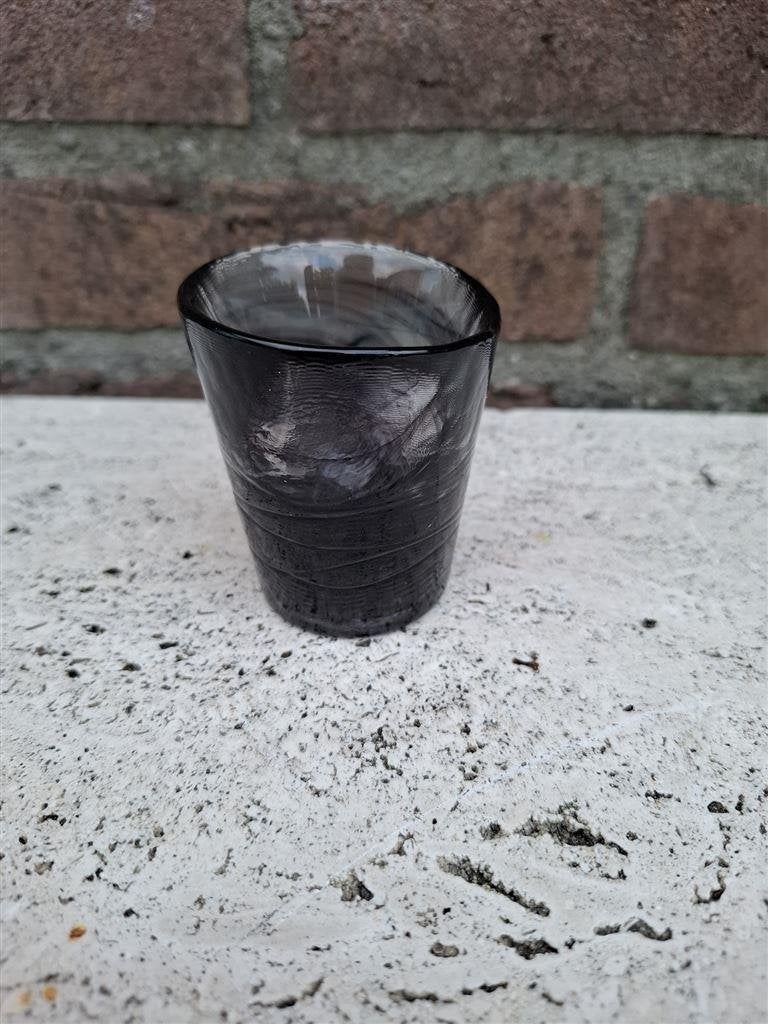 Kosta Boda shotglaasje, Zwarte swirl, Ulrica Hydman, ong. H6, Glas, Zwart, Ophalen of Verzenden, 6 cm
