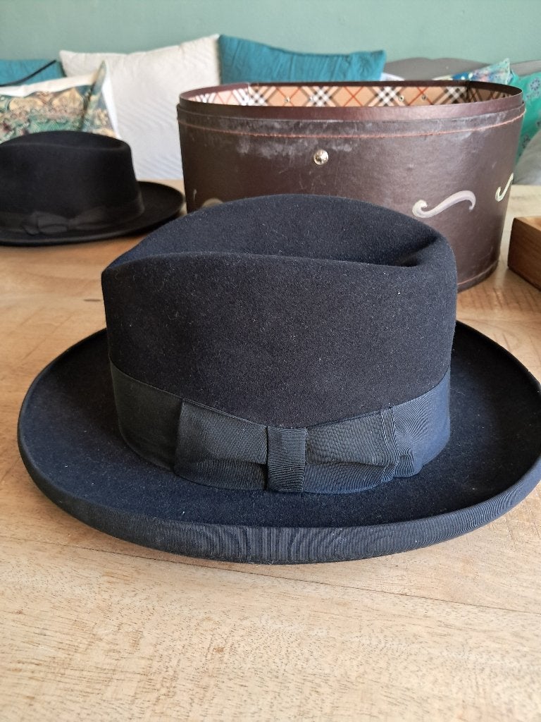 2 Haarvilt hoeden met hoedendoos, Ophalen of Verzenden, Gedragen, One size fits all, Hoed