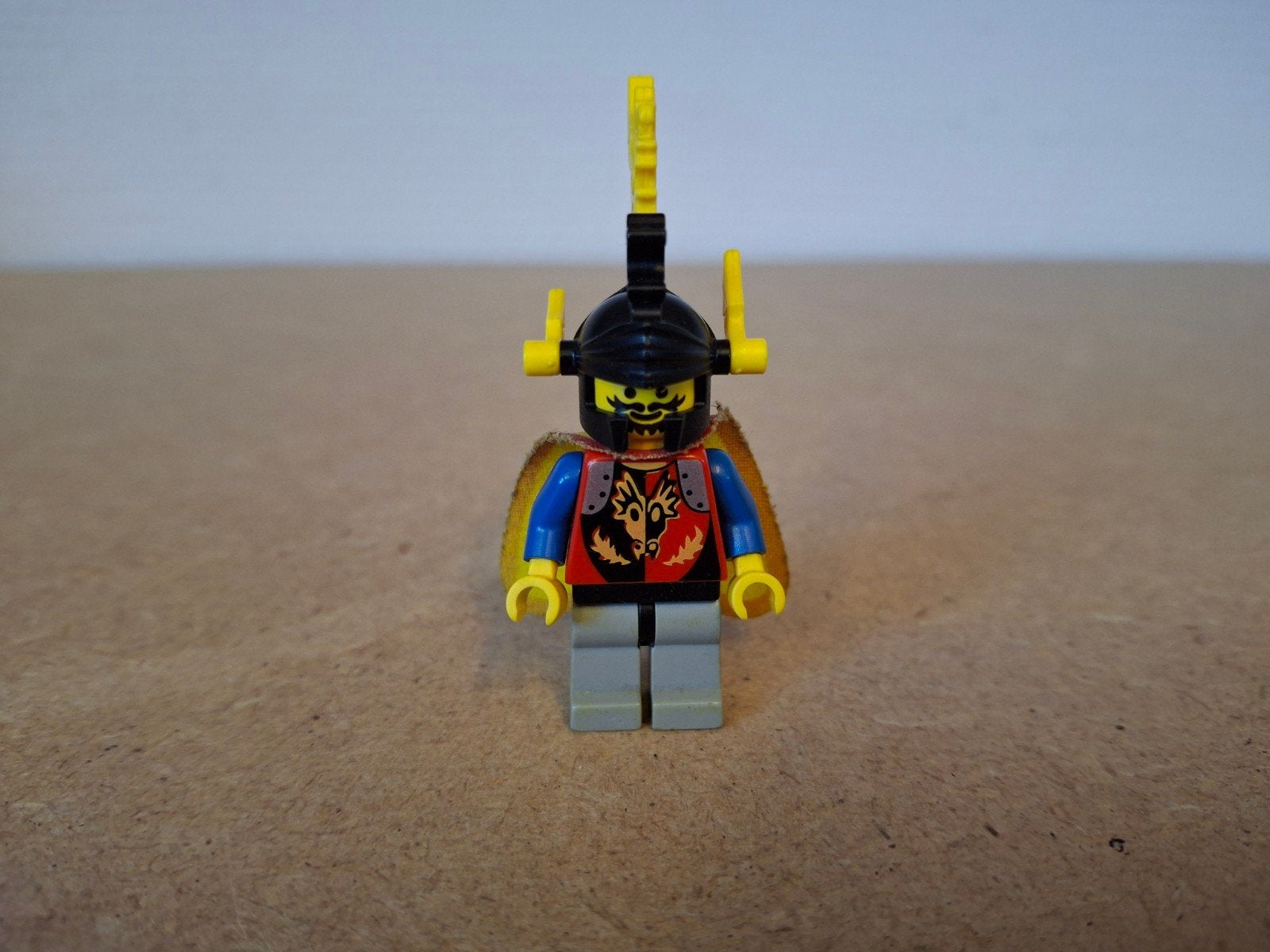 Lego Dragon Knight met cape. Jaren 90 Castle, Lego, Info@lego.com, 33 Bath Road, Slough, UK, Lego