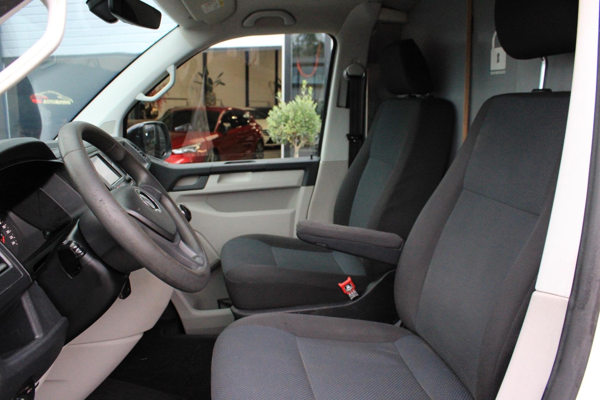 Volkswagen Transporter 2.0 TDI L2H1 Airco | CarPlay | Cruise, Auto's, Voorwielaandrijving, Euro 5, Gebruikt, Zwart