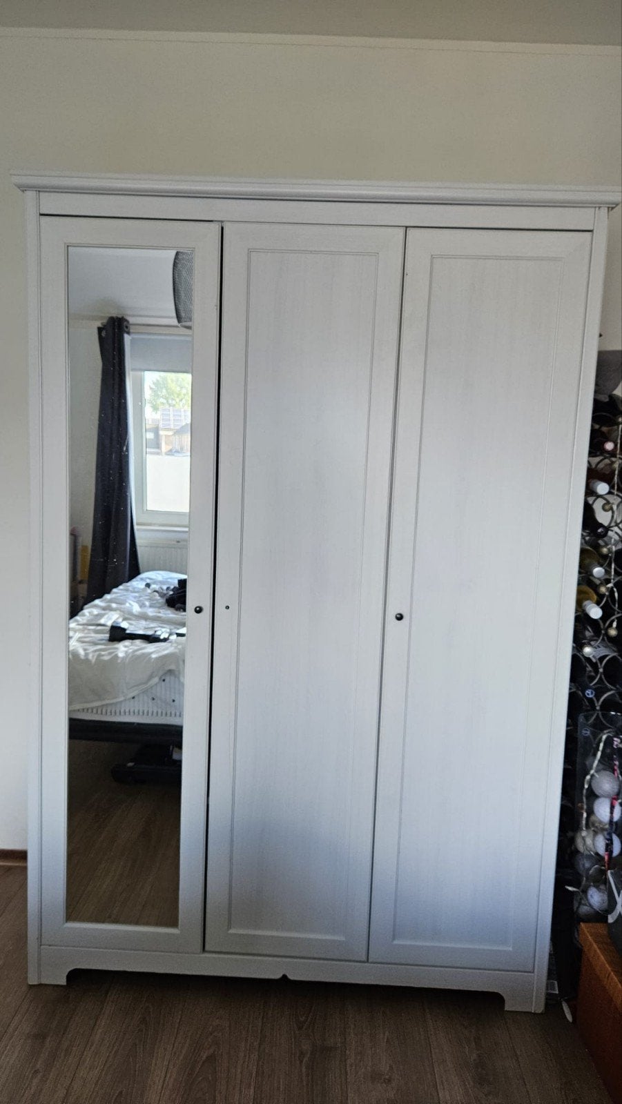 Witte kledingkast met spiegel en planken, Ophalen, Met deur(en), Gebruikt, 100 tot 150 cm