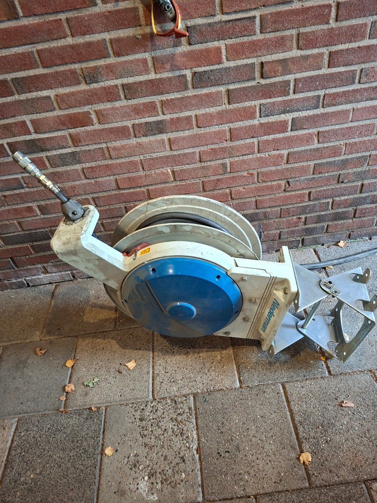 Nederman slanghaspel met 20m slang en muurklem, Ophalen