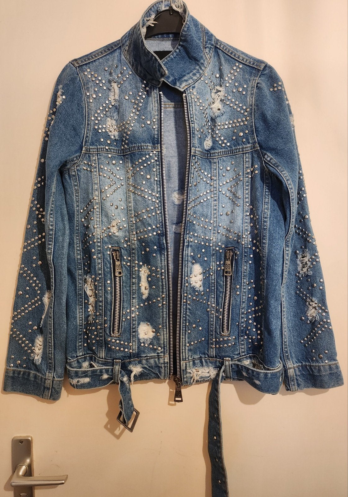 Stoer Nikkie spijkerjack met studs en scheuren - Maat S, Ophalen of Verzenden, Zo goed als nieuw, Blauw