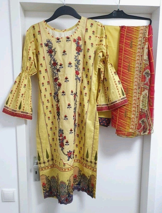 Nieuw Geel Rood Katoen Geborduurd Indiaas Pak Maat S, Desi kleding, Geel, Nieuw, Ophalen of Verzenden