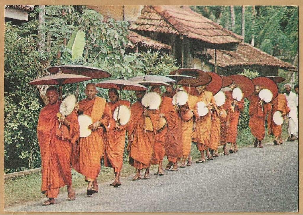 Ansichtkaart. Buddhist Monks. Sri Lanka., Ophalen of Verzenden, 1960 tot 1980, Gelopen, Buiten Europa